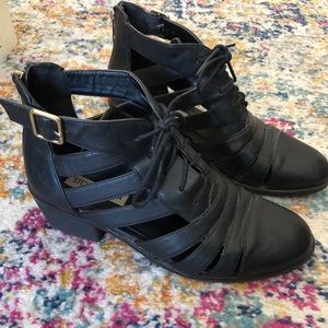 STEVE MADDEN black booties. SUPER COMFORTABLE